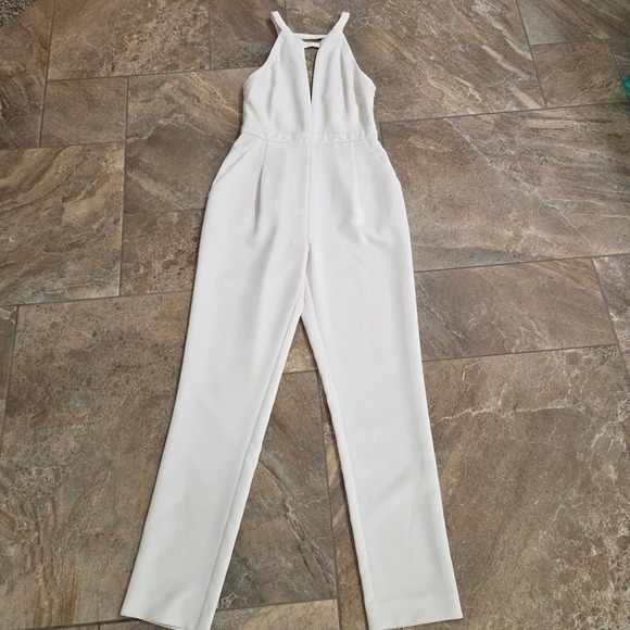 BCBGMAXAZRIA White Halter V-Neck Strappy Back Jumpsuit Size 2 Slim Leg Pockets